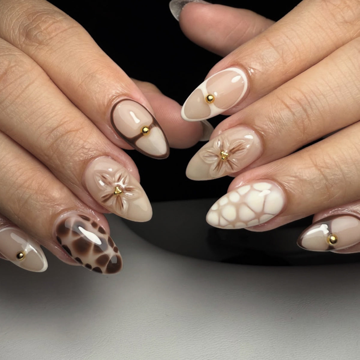 Kunstvolle Nagelverlängerungen mit floralen und Glitzerdetails Brehn