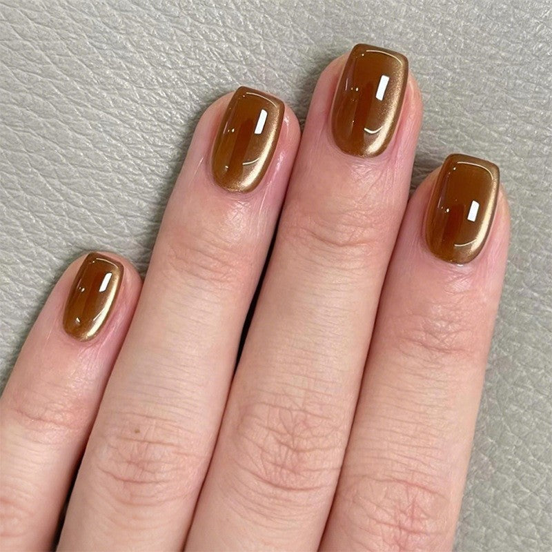 Elegante Press-On-Nägel Kunst mit Metallic-Finish Brehn