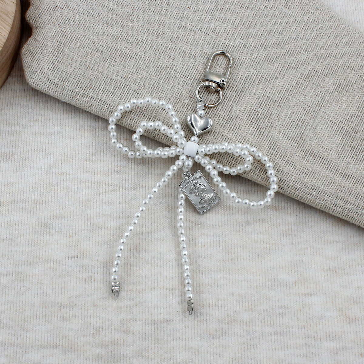 Elegante perlenbesetzte Schleifenbrosche Brehn