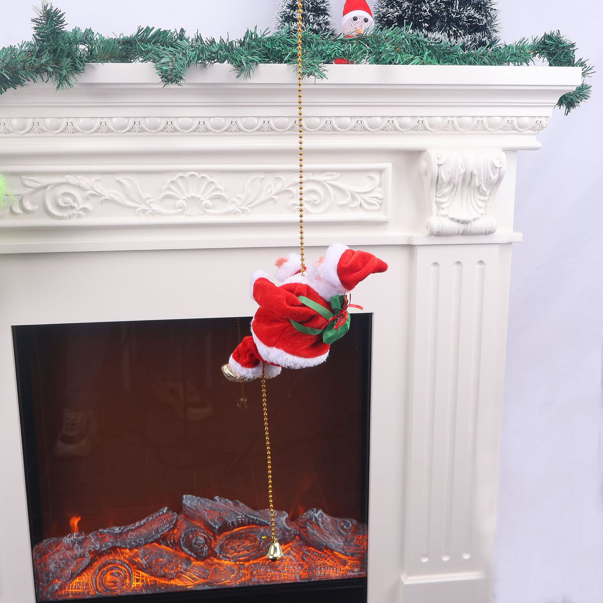 Dekorative Weihnachtsmann Figur mit Reflexionsschmuck