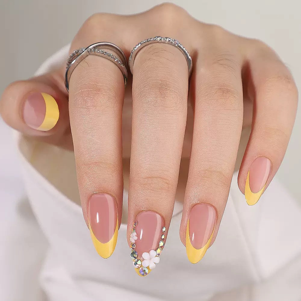 Kunstnagelset mit elegantem französischen Design und 3D-Blumendekoren Brehn