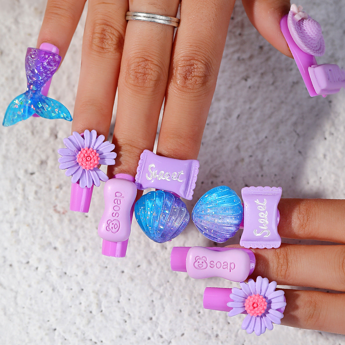 Dekoratives Nagelkunst-Set mit floralen und Juwelenakzenten Brehn
