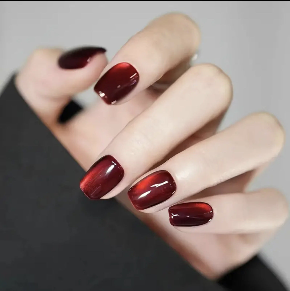 Glänzende rote Press-On-Nagelset Brehn