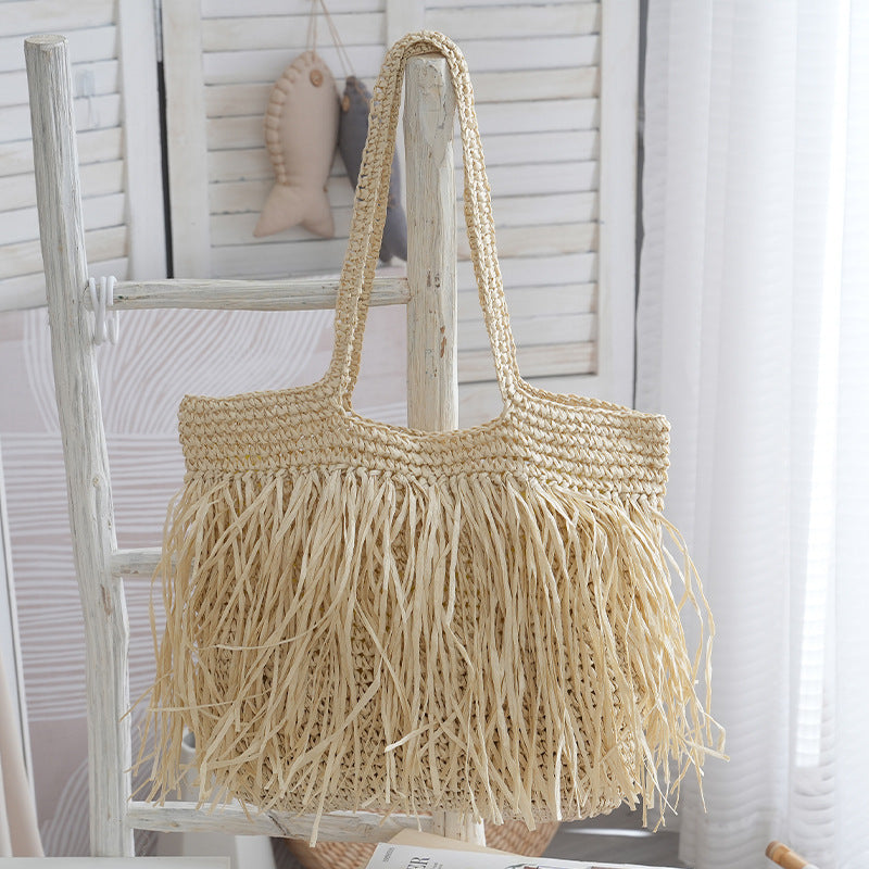 Trendige Basttasche mit Fransigen Details Brehn