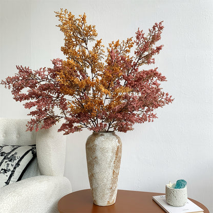 Dekorativer getrockneter Blumenstrauß mit Ästen