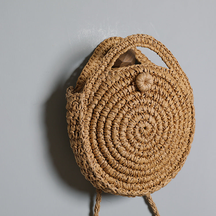 Handgefertigte Runde Basttasche mit Elegantem Verschluss Brehn