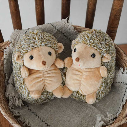 Plüsch-Igel-Kuscheltier mit strukturiertem Kunstfellrücken und samtiger Vorderseite