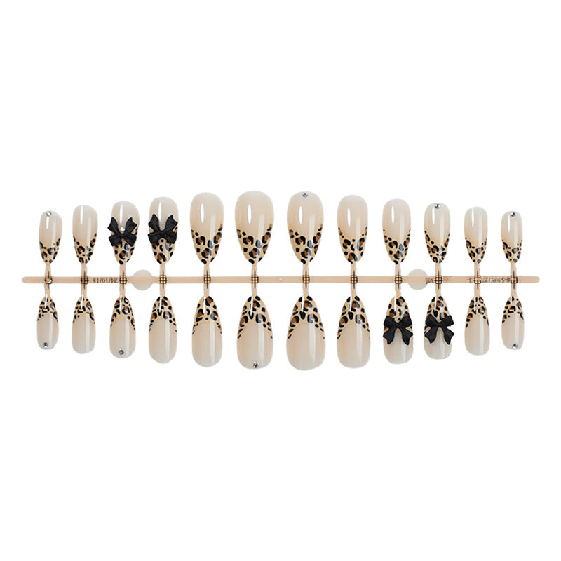 Kreatives Nagelset mit Leoparden-Design und Glitzerakzenten Brehn