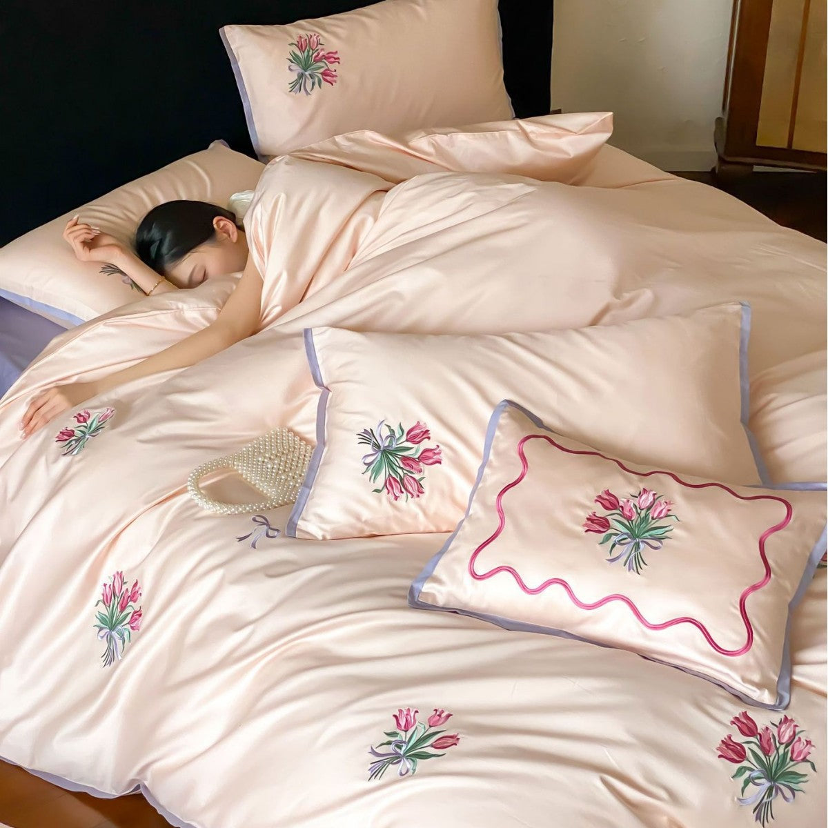 Feines Baumwollsatin-Bettwäsche-Set mit bestickten Tulpenbouquets und kontrastierender Paspel