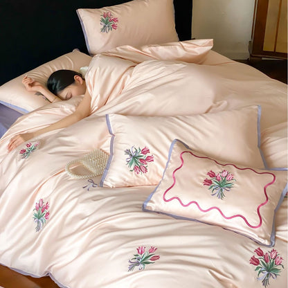 Feines Baumwollsatin-Bettwäsche-Set mit bestickten Tulpenbouquets und kontrastierender Paspel