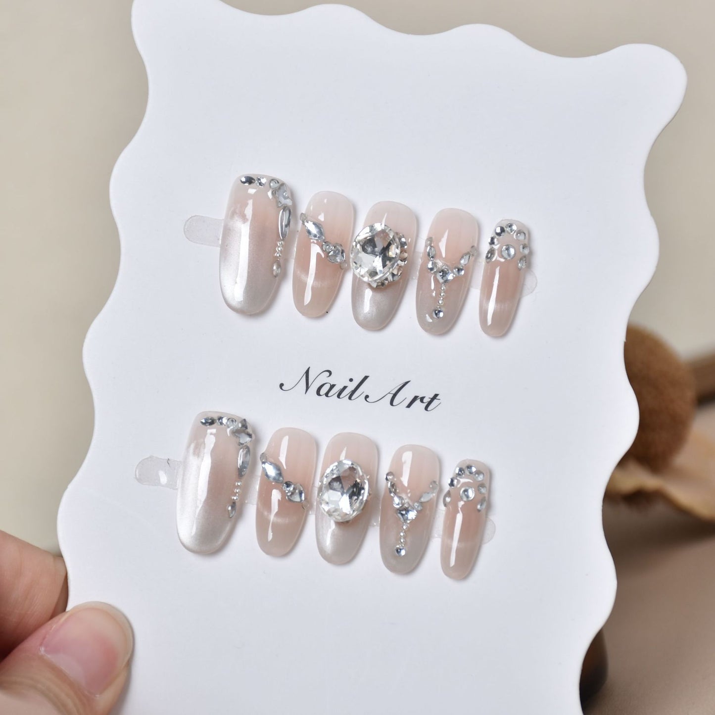 Elegante, mit Kristallen verzierte Press-On-Nagelverlängerungen Brehn