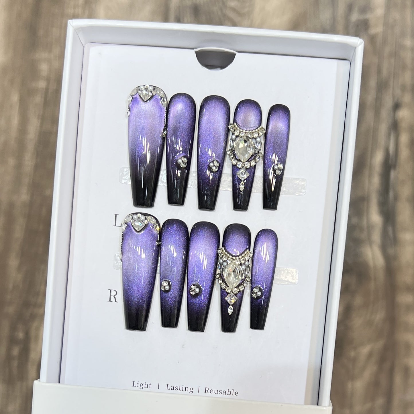 Dekoratives Press-On Nagelkunst-Set mit Edelsteinakzenten Brehn