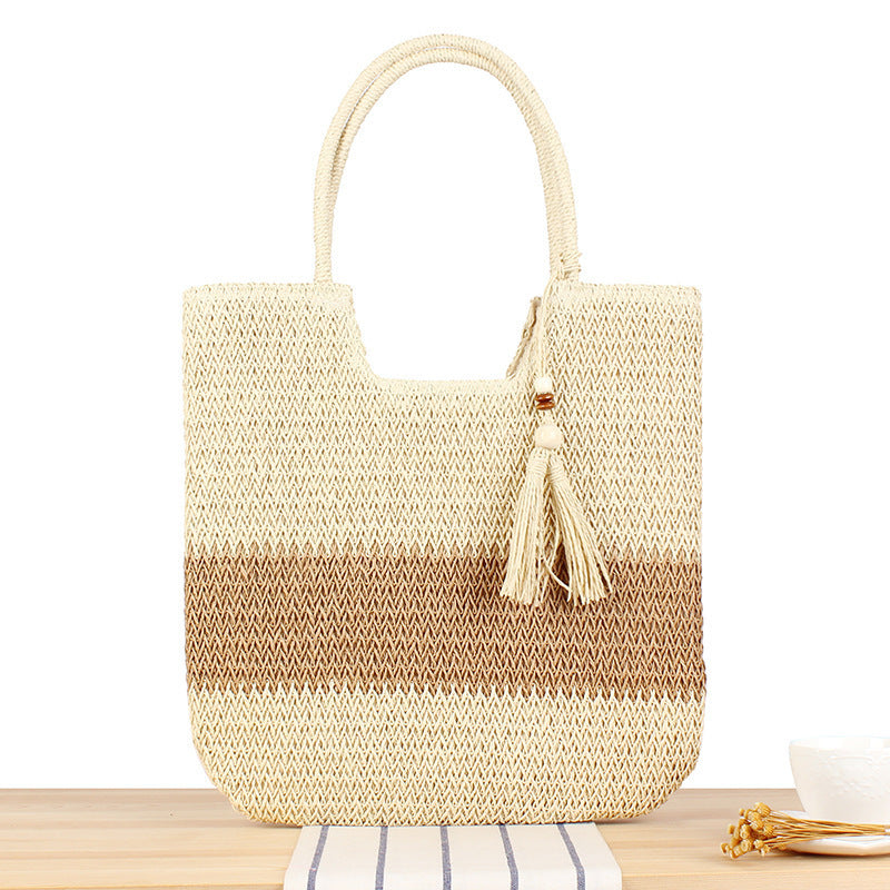 Modische Strandtotebag Aus Geflochtenem Naturmaterial mit Fransiger Detail Brehn