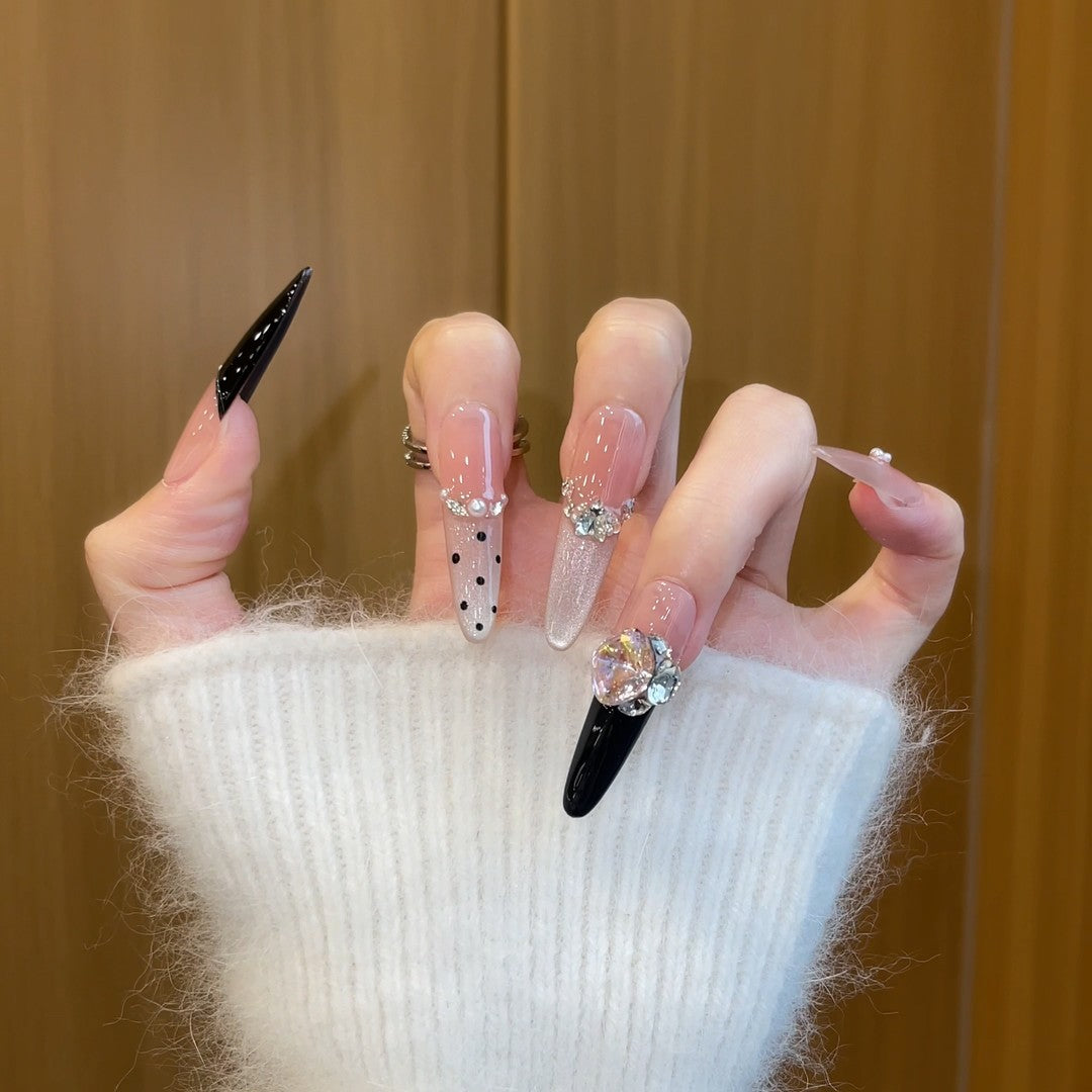 Elegante Kunstnägel mit Strass- und Glitzerelementen Brehn