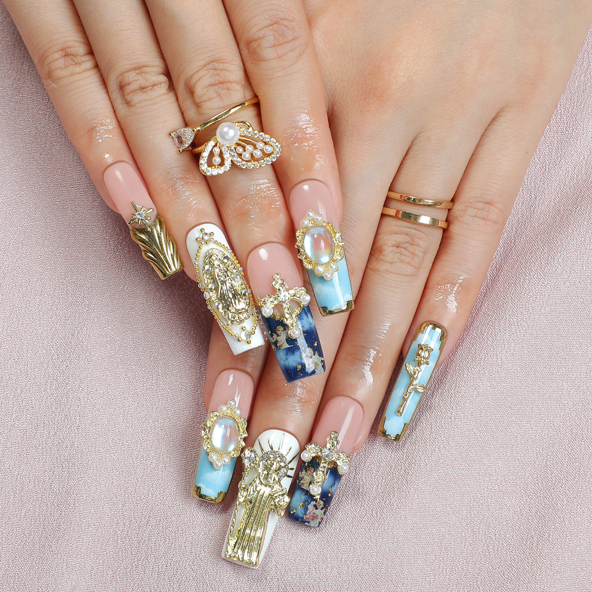 Elegante Kunstnägel mit glamourösen Verzierungen Brehn