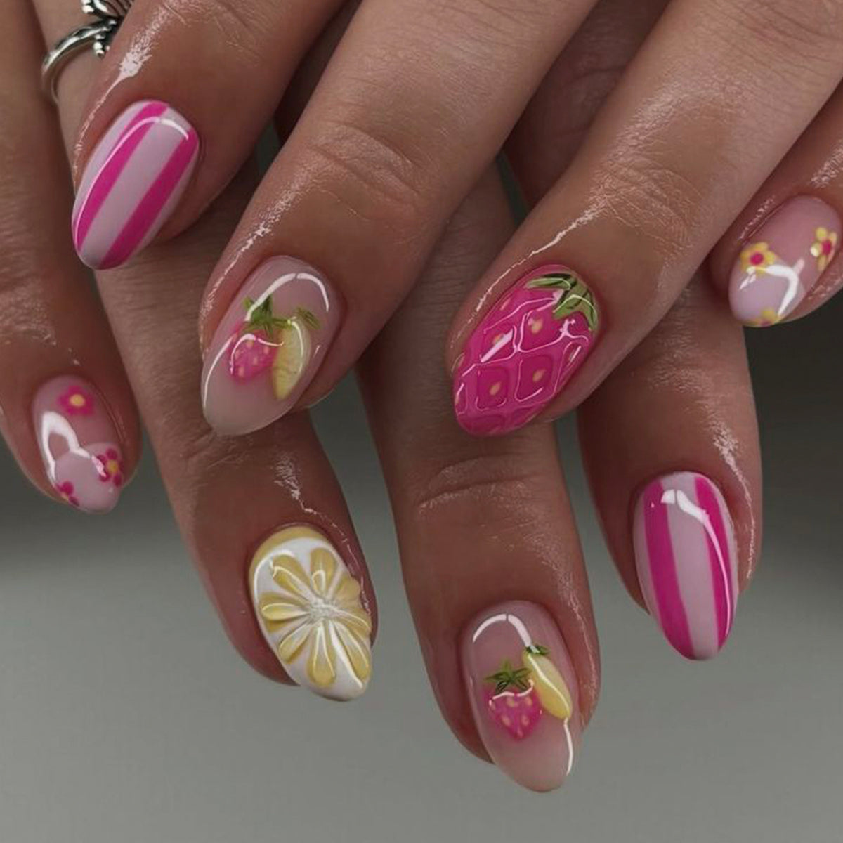Kunstvolle Nagelkunst mit fruchtigem Design Brehn