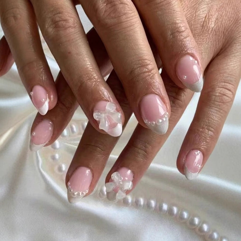 Kunstnagelset mit exquisiten 3D-Blüten und eleganten Perlenverzierungen Brehn
