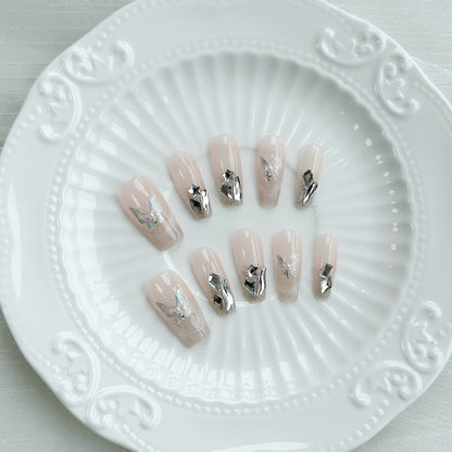 Dekorativer Nagelkunst-Set mit silbernen Akzenten
