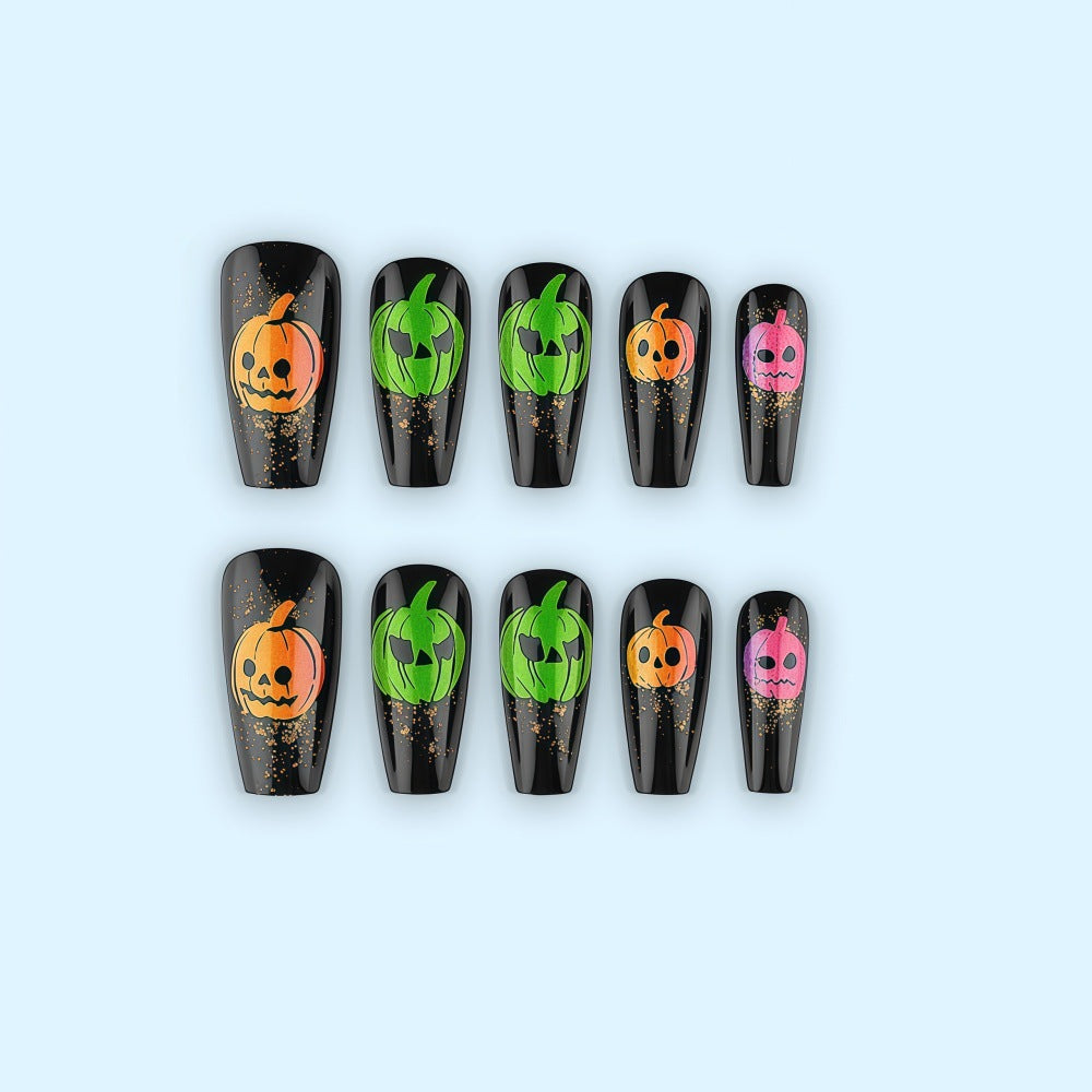 Kunstnägel im Halloween-Stil mit grafischen Kürbisdesigns Brehn