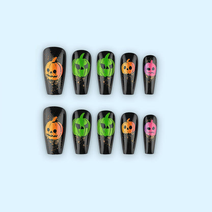 Kunstnägel im Halloween-Stil mit grafischen Kürbisdesigns Brehn