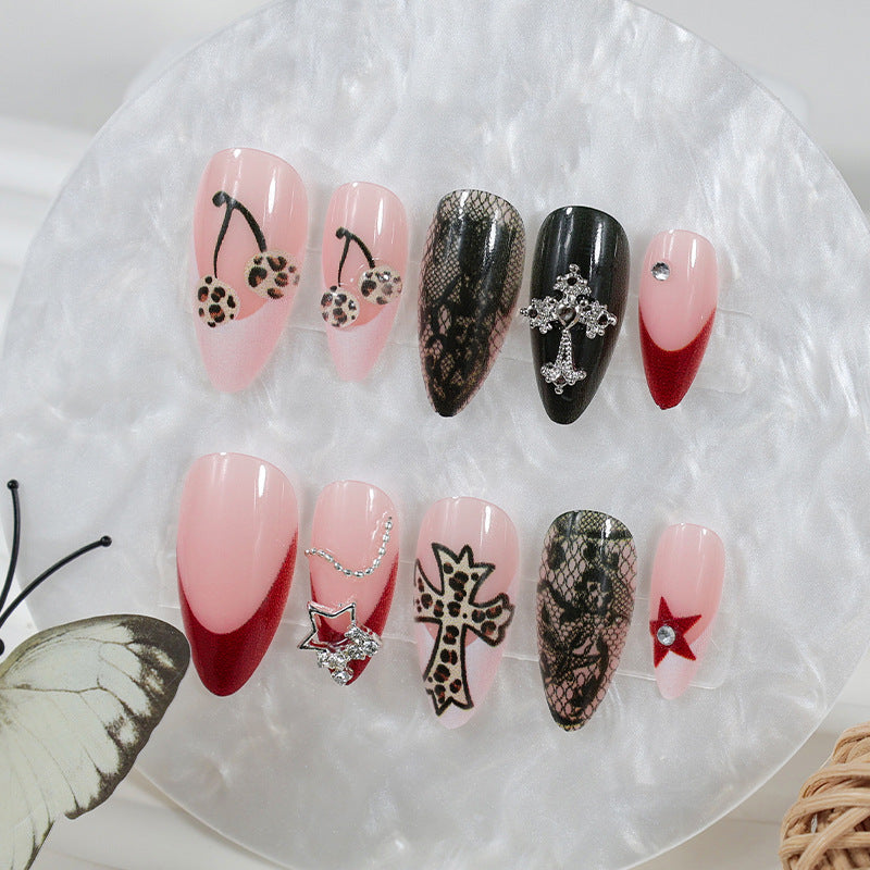 Kunstnagelset mit glamourösen Designs und hochwertigen Verzierungen Brehn