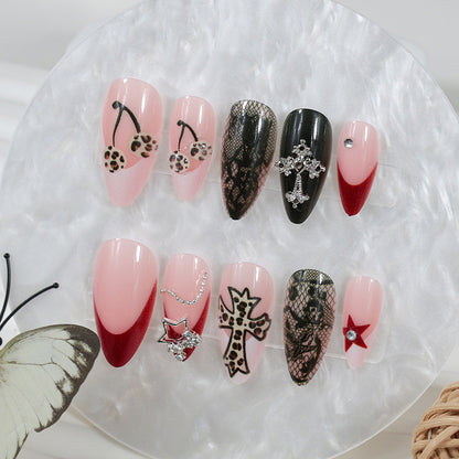Kunstnagelset mit glamourösen Designs und hochwertigen Verzierungen Brehn