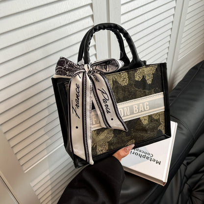 Strukturierte Handtasche mit modischem Band