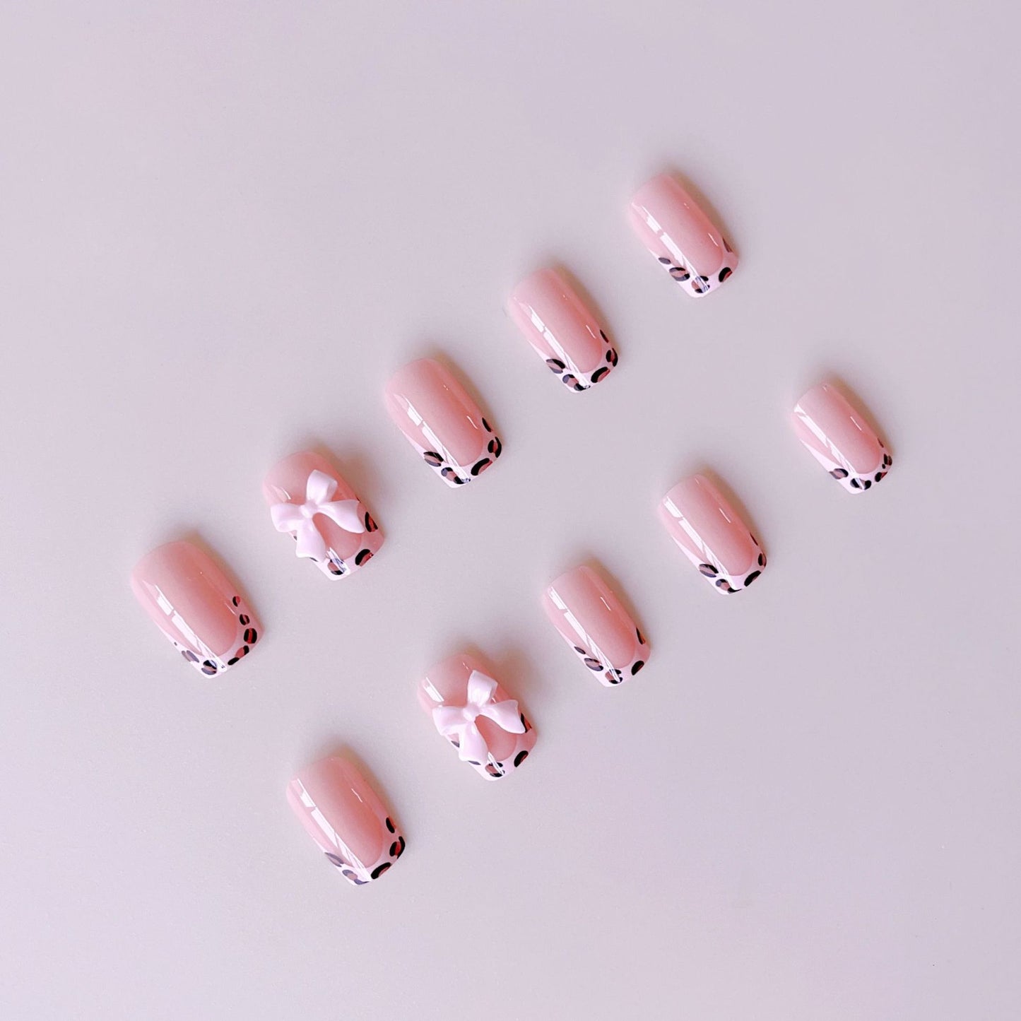 Kunstnagelset mit elegantem Leopardenmotiv und niedlichen Schleifen Brehn