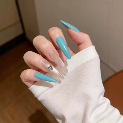 Stiletto-Nagelkunstverlängerungen mit Herzakzenten