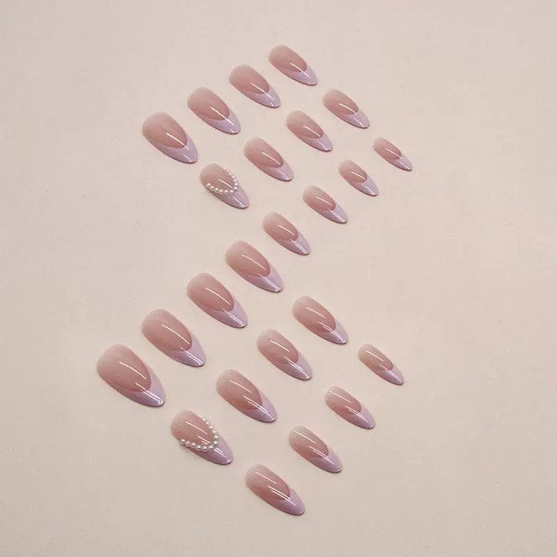 Elegante Kunstnagelspitzen mit Glitzer- und Perlverzierungen Brehn