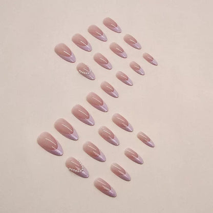 Elegante Kunstnagelspitzen mit Glitzer- und Perlverzierungen Brehn