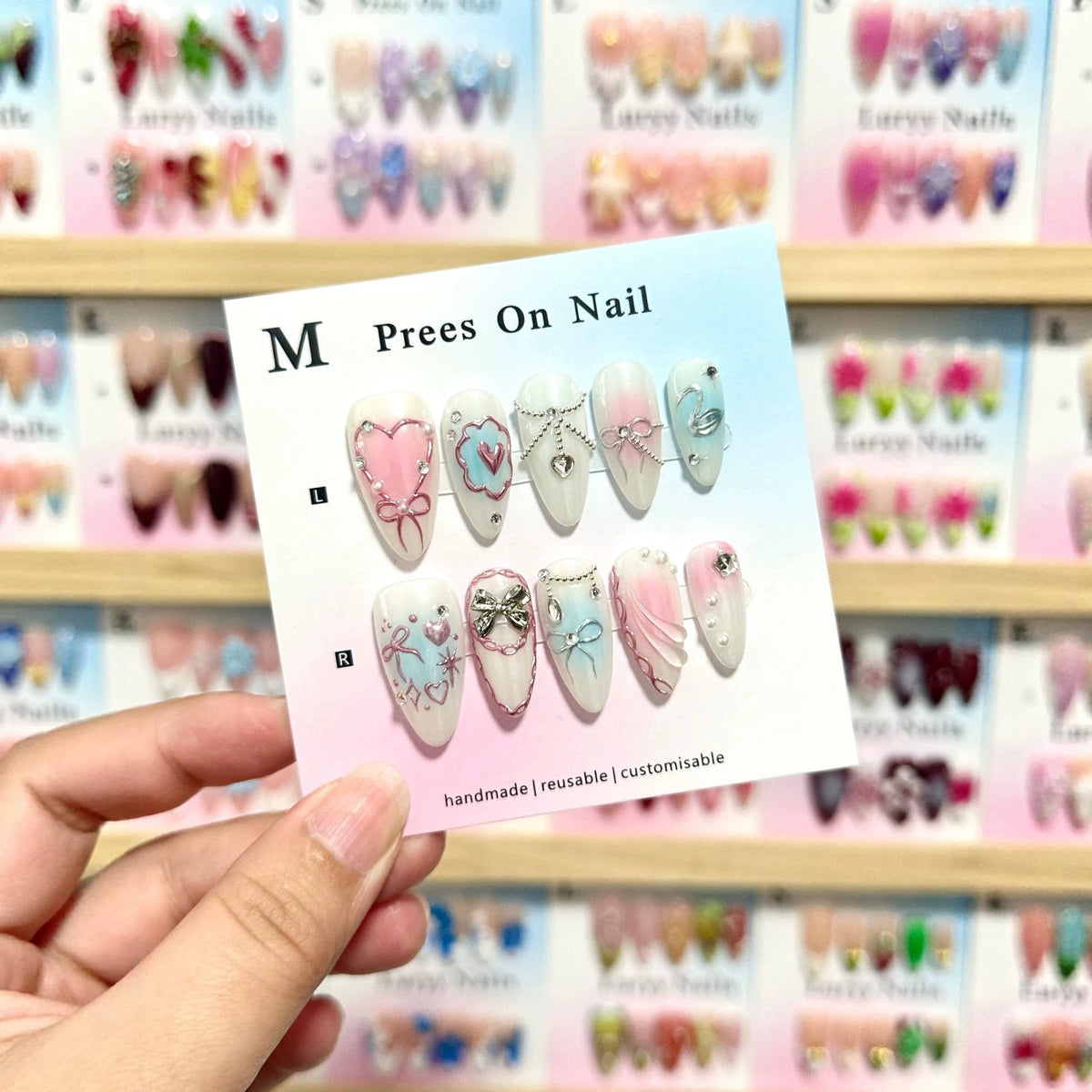 Künstlerisches Press-On Nail Art Set mit Herz- und Schleifenmotiven