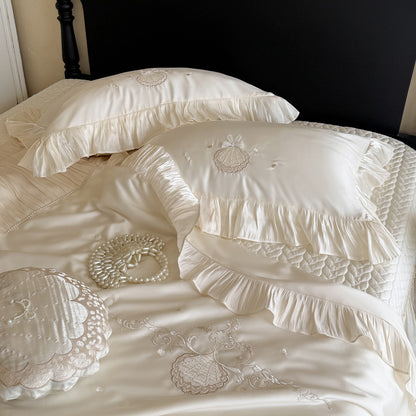 Elegantes besticktes Satin-Bettwäsche-Set mit Volantkissen und gesteppter Tagesdecke Brehn