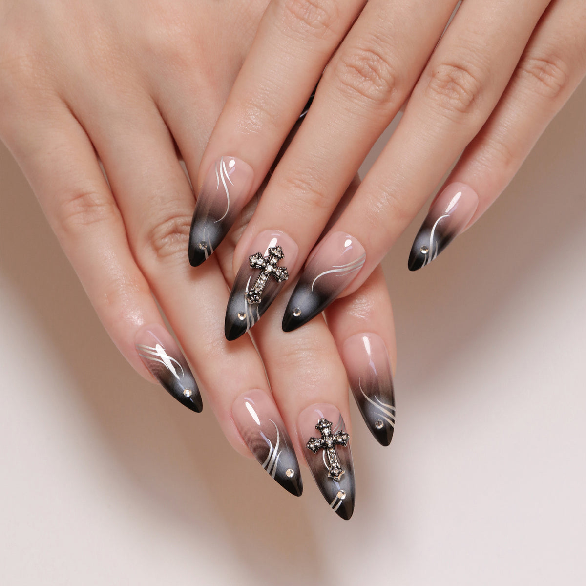 Kunstvolle Stiletto-Nägel mit elegantem Glitzer-Design Brehn