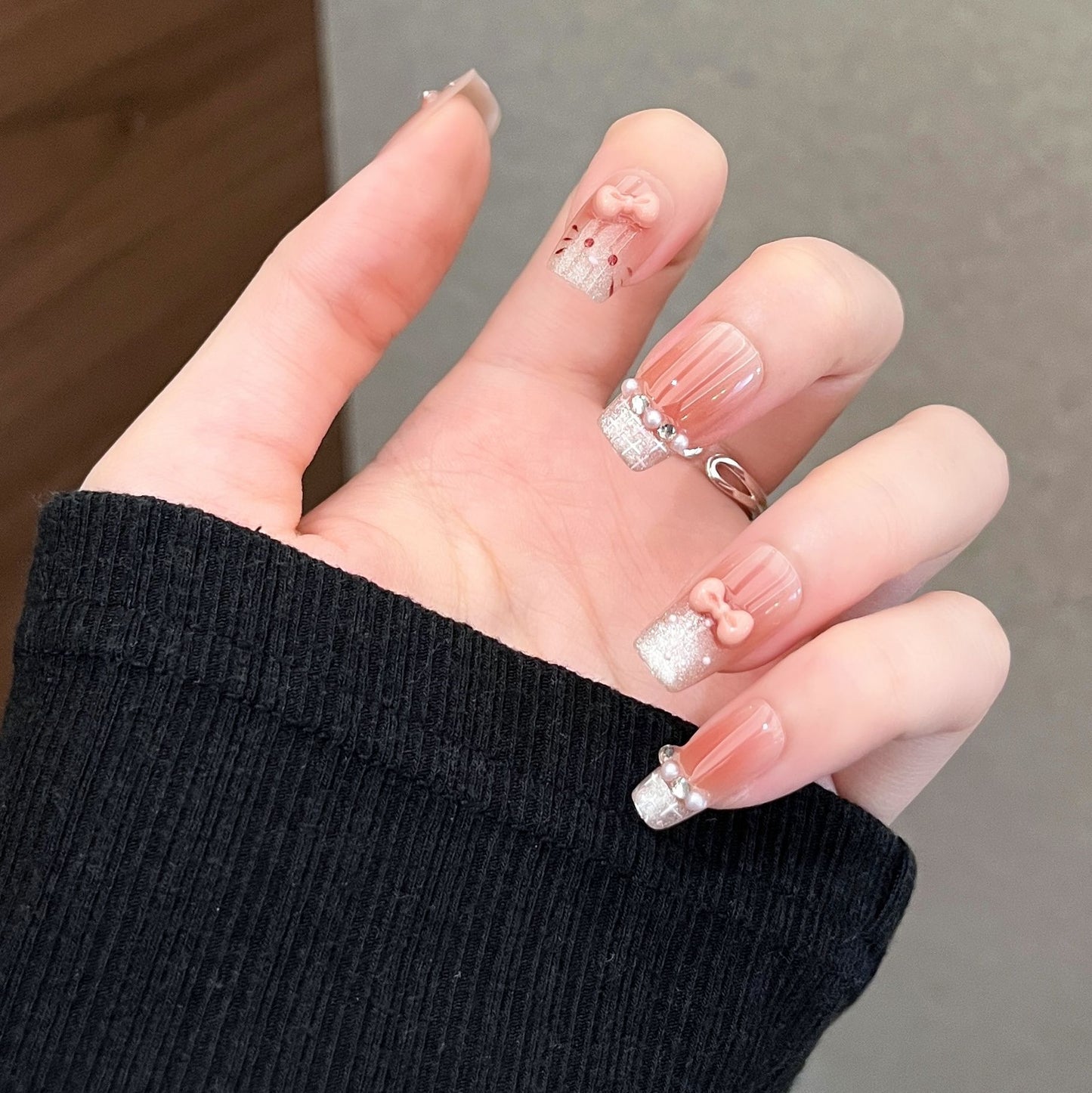 Elegantly gestaltetes, mit Kristallen verziertes Press-On Nail Set Brehn