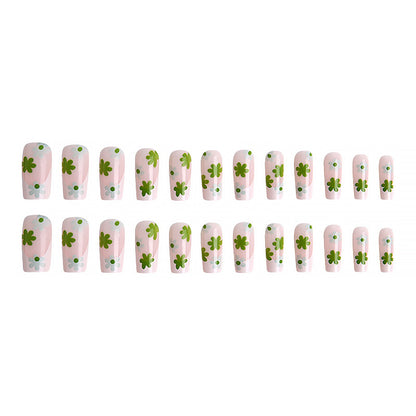 Kunstvolle Nagelspitzen mit Blumenmuster Brehn