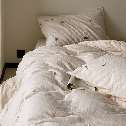 Gesteppte Bettgarnitur aus Bio-Baumwolle mit dezent bestickten Mini-Motiven