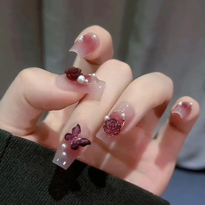 Glamouröse Kunstfingernägel mit Zarten Blüten- und Glitzereffekten Brehn
