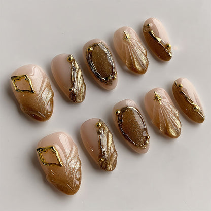 Luxuriöses Press-On-Nagelset mit kunstvollen goldenen Details Brehn