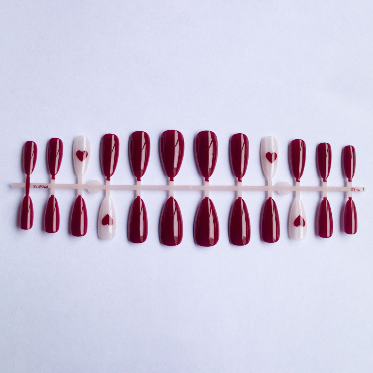 Herzverzierte Gel-Nagelkunst