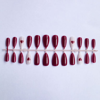 Herzverzierte Gel-Nagelkunst