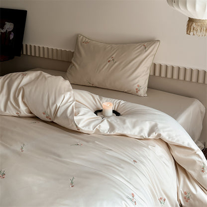 Luxuriöse Baumwollsatin-Bettgarnitur mit zarter Blumenstickerei und seidig-matter Oberfläche