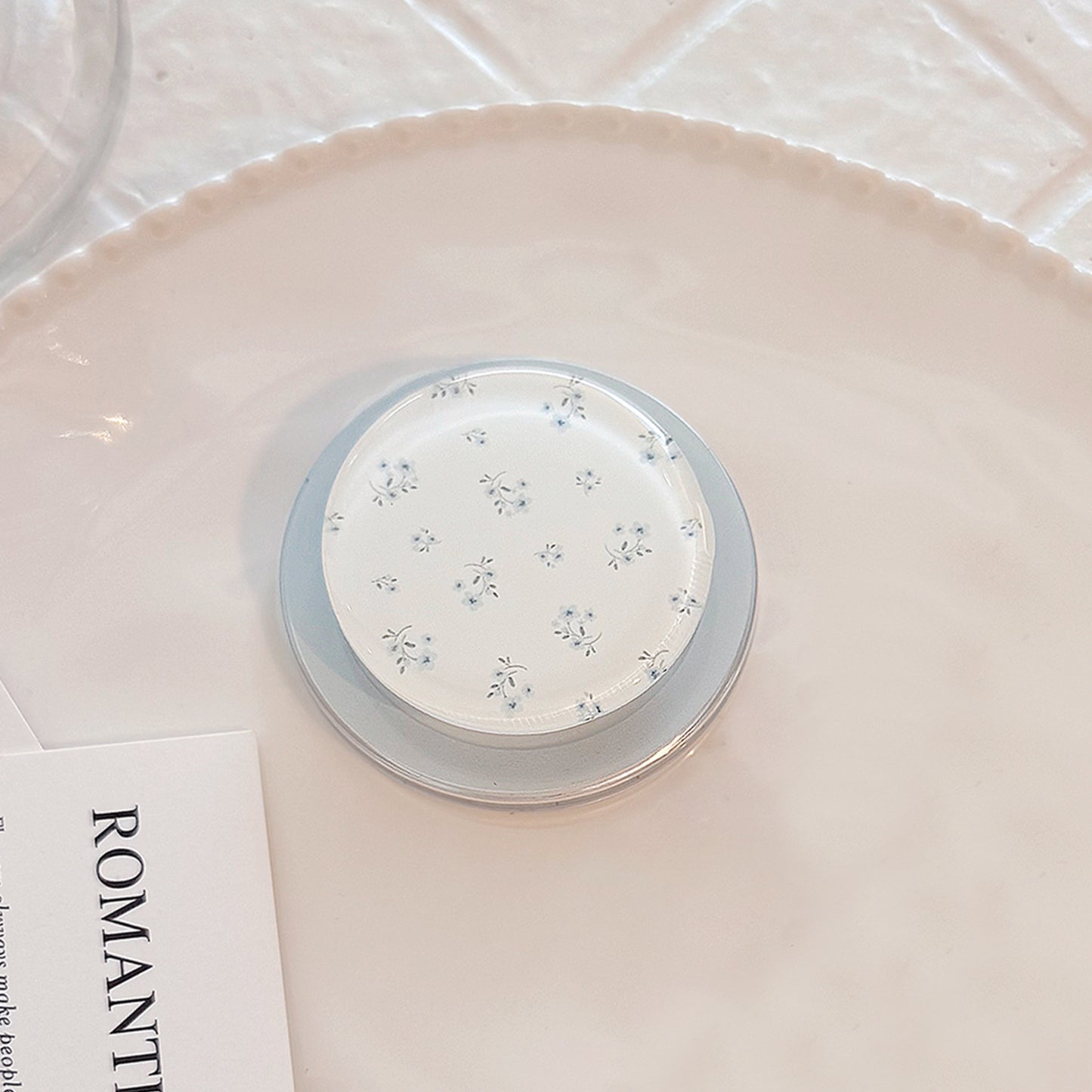 Eleganter und funktionaler Untersetzer mit floralem Design Brehn