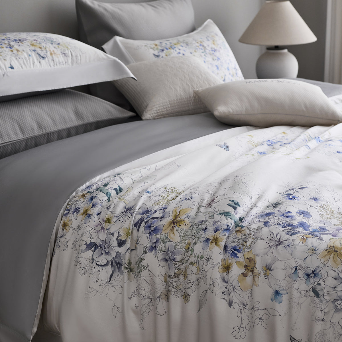 Bettwäsche-Garnitur aus Baumwollsatin mit feinem Aquarell-Blumenprint und Hotelverschluss Brehn