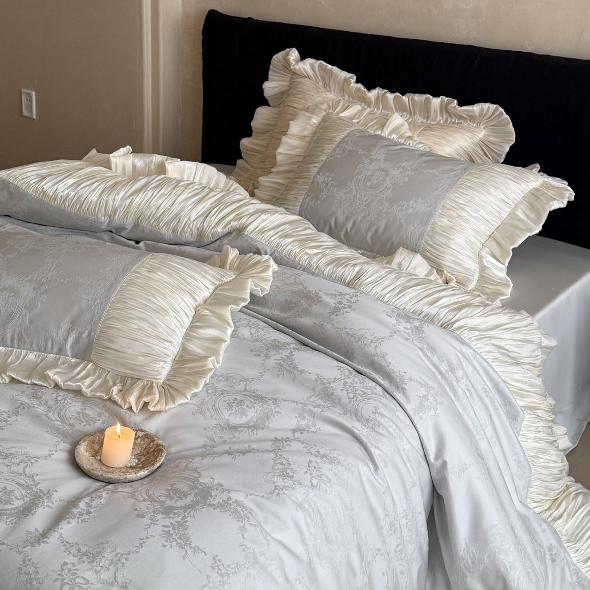 Luxuriöses Rüschen-Bettwäscheset aus Satin mit Jacquardmuster und Plisseekanten
