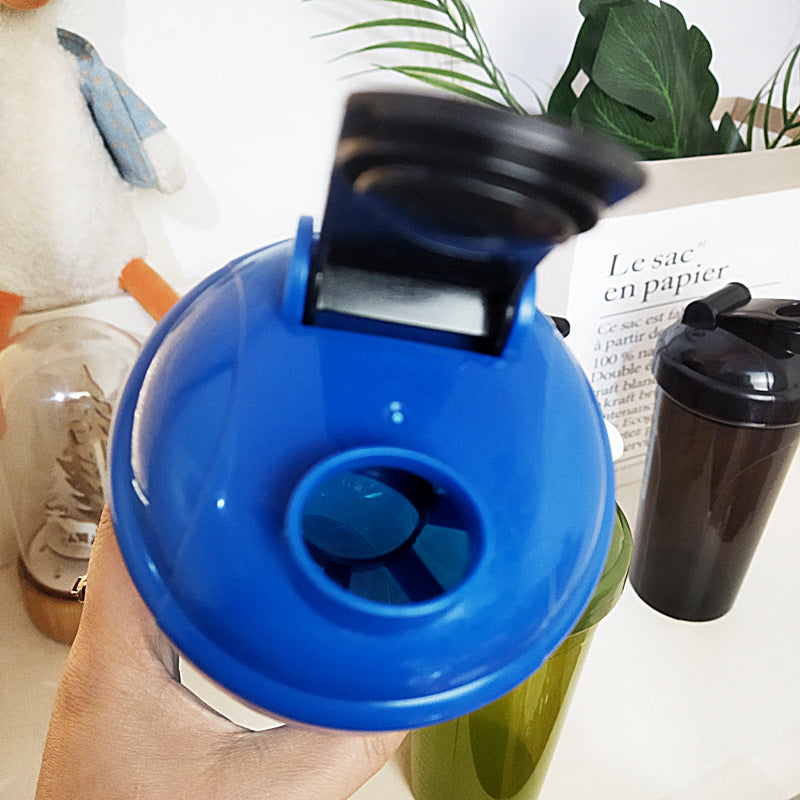 Unisex Shakerflasche im zeitlosen Design mit praktischer Ausgießöffnung Brehn