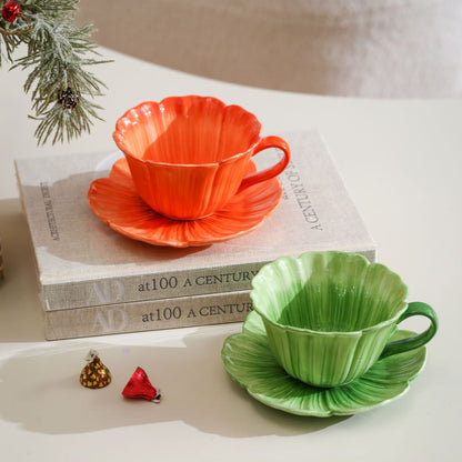Keramiktasse mit Untertasse in Blütenform