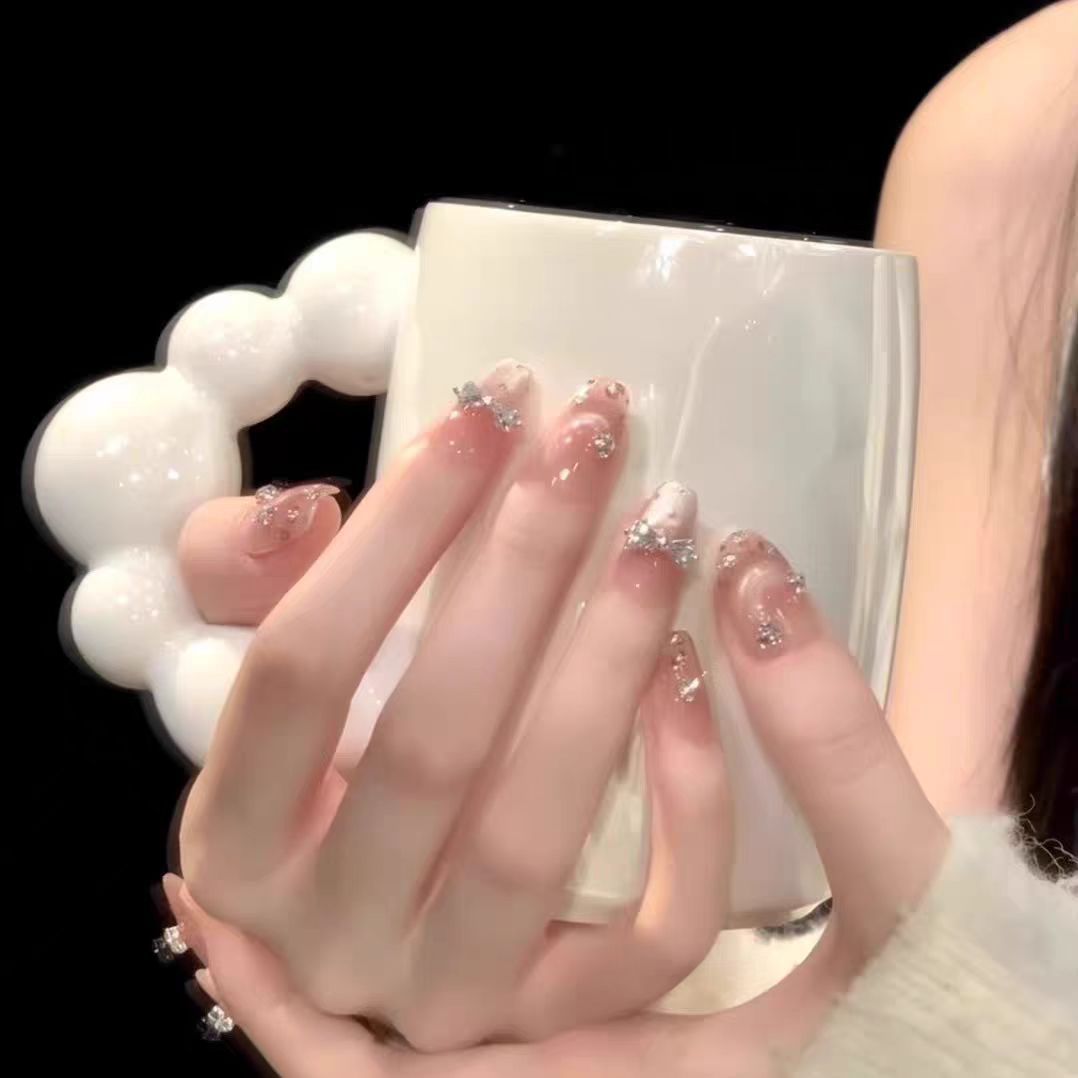Künstlerisches Press-On-Nageldesign mit floralen Akzenten Brehn