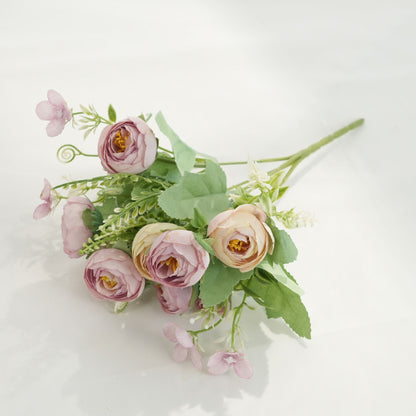 Lebensechter Blumenstrauß mit weichen Blütenblättern