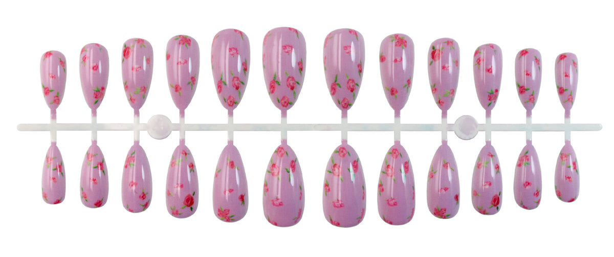 Kunstnagelset mit elegantem French-Tipp und schimmernden Akzenten Brehn